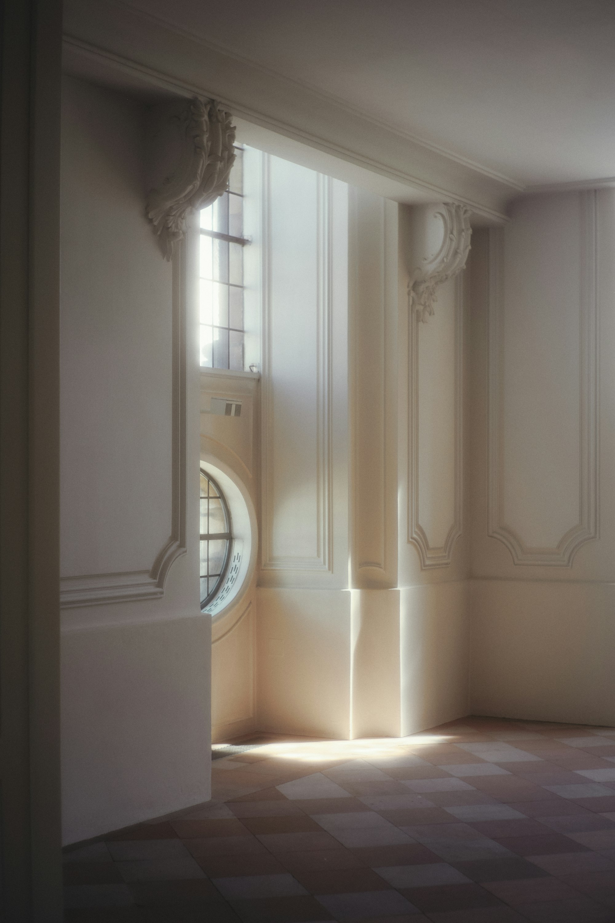 Enfilade parisienne, moulures et lumière naturelle